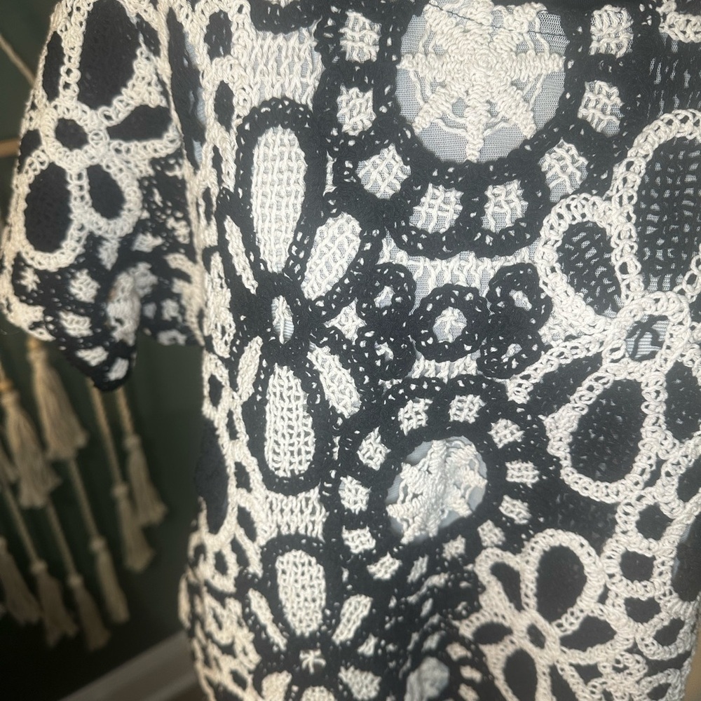 Alfred Dunner Crochet Floral Top Black & White Scalloped Hem XL - Picture 4 of 5